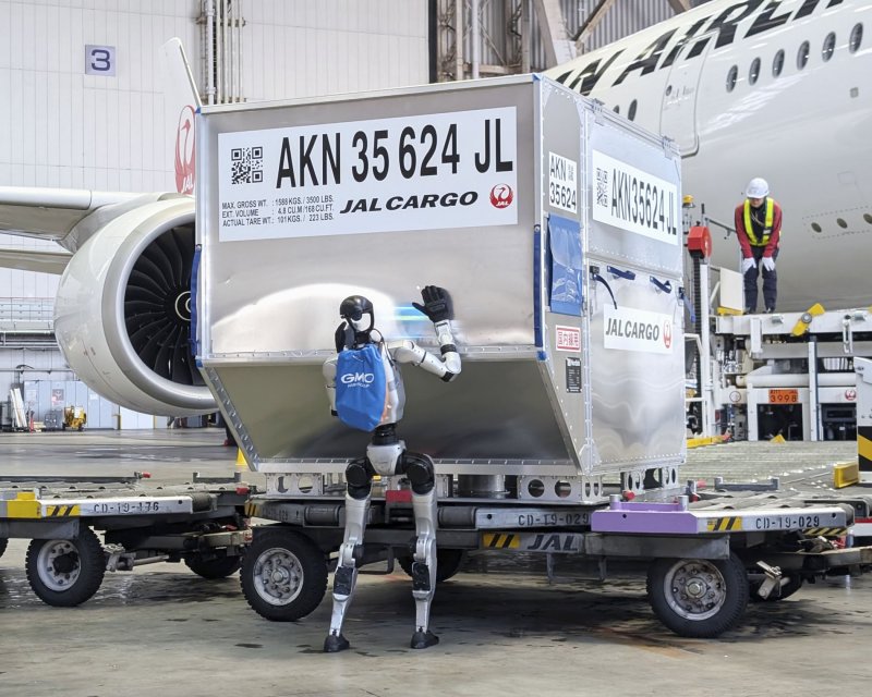 Japan Airlines trials humanoid baggage handlers at Haneda airport -  VIDEO 