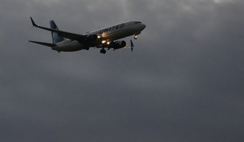  Dramatic moment as United Airlines flight hits drone 3,000 feet above San Diego -   VIDEO 
