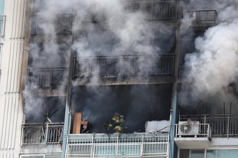 2 killed, 6 injured in Uiwang apartment fire -  VIDEO 