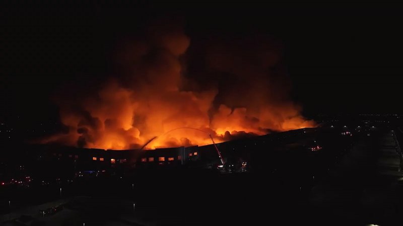 Huge fire erupts at warehouse in Ontario, California –  VIDEO 
