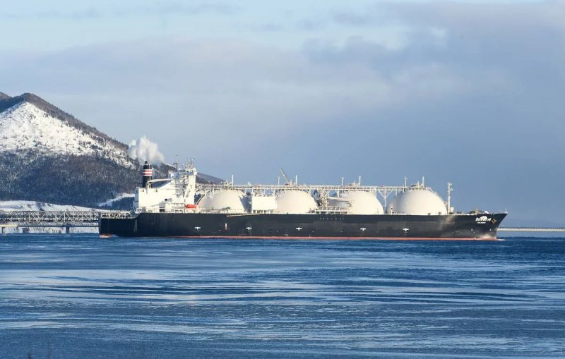 Russia pushes sanctioned LNG to Asian buyers at discount