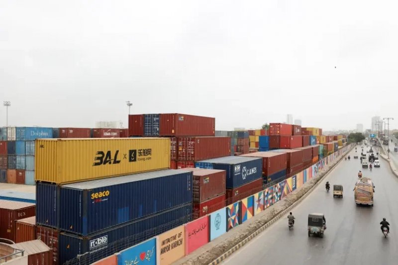 Pakistan opens overland trade routes to Iran to bypass US naval blockade