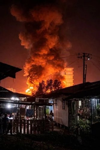 News about - Fire destroys 200 homes, displaces hundreds in Malaysia - PHOTO 