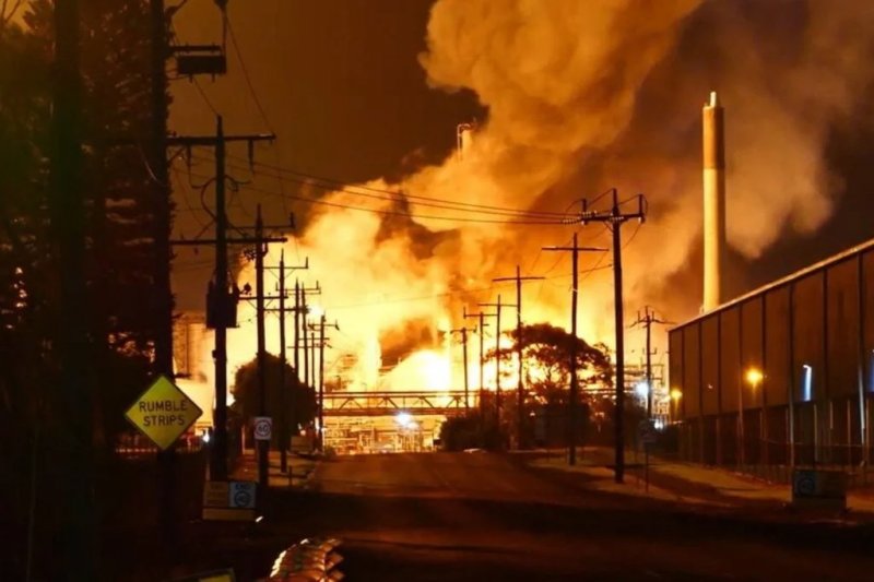 Massive Geelong refinery fire extinguished; fuel supply impact unknown -  VIDEO 