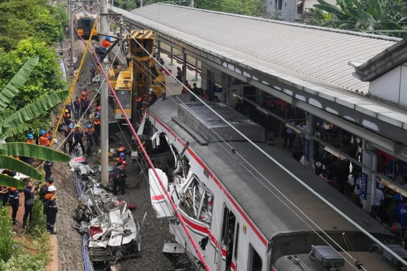 Indonesia orders probe into deadly train collision near Jakarta -  VIDEO 
