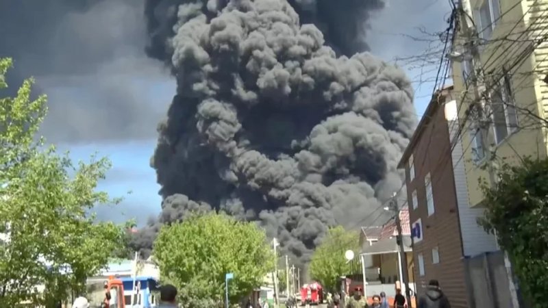 Kyiv hits Tuapse refinery for third time, deepening energy crisis -  VIDEO 