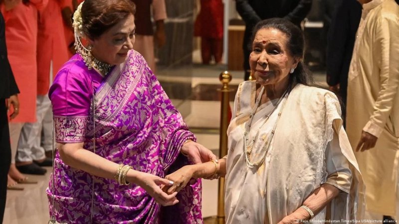 India: Legendary playback singer Asha Bhosle dies at 92