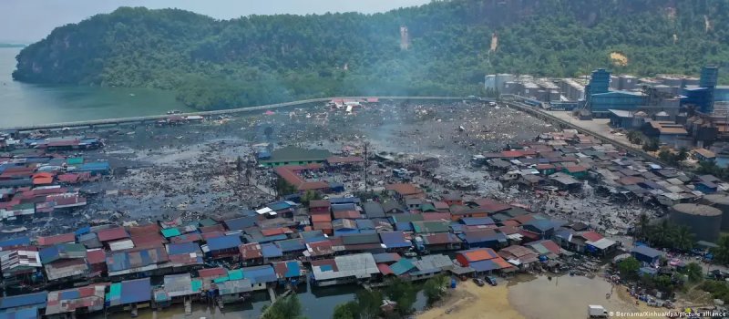 Massive fire destroys 1,000 homes in impoverished Malaysian village