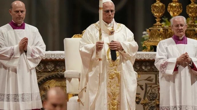 Pope Leo at Easter Vigil: Don't let war numb the world!