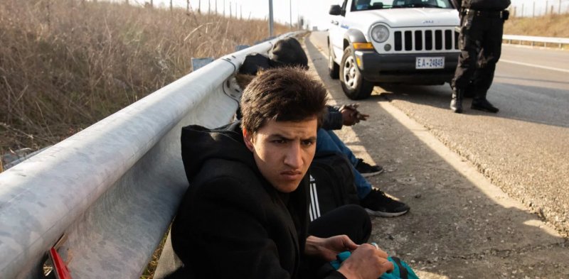 Greek police accused of using masked migrants to carry out illegal border pushbacks - VIDEO