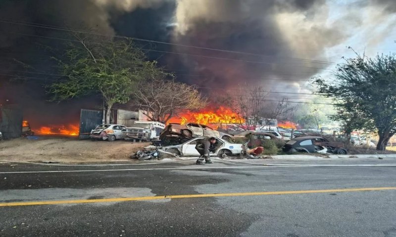 News about - Massive fire destroys 700 vehicles in Mexico's Acapulco -  PHOTO 