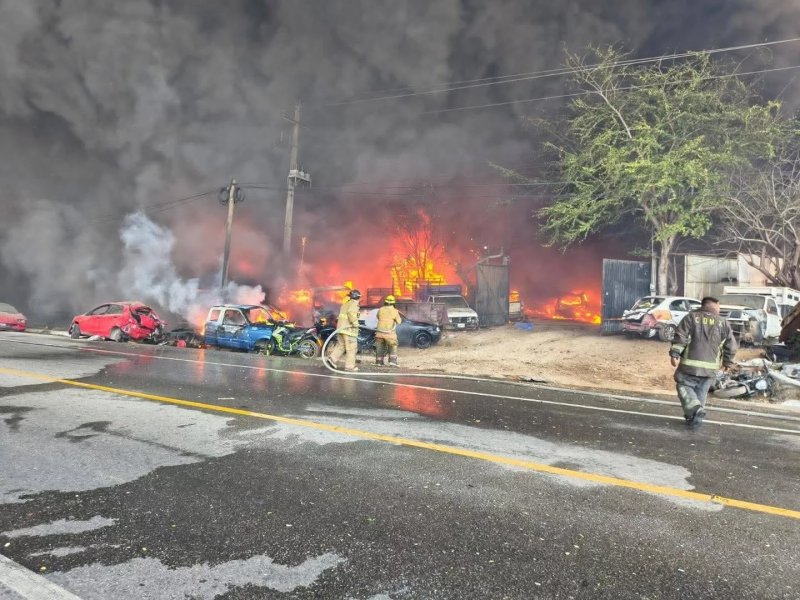 News about - Massive fire destroys 700 vehicles in Mexico's Acapulco -  PHOTO 