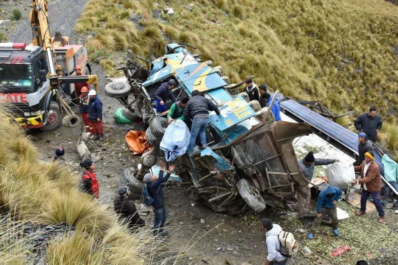 Bolivia bus crash kills six, injures 14 in La Paz ravine fall