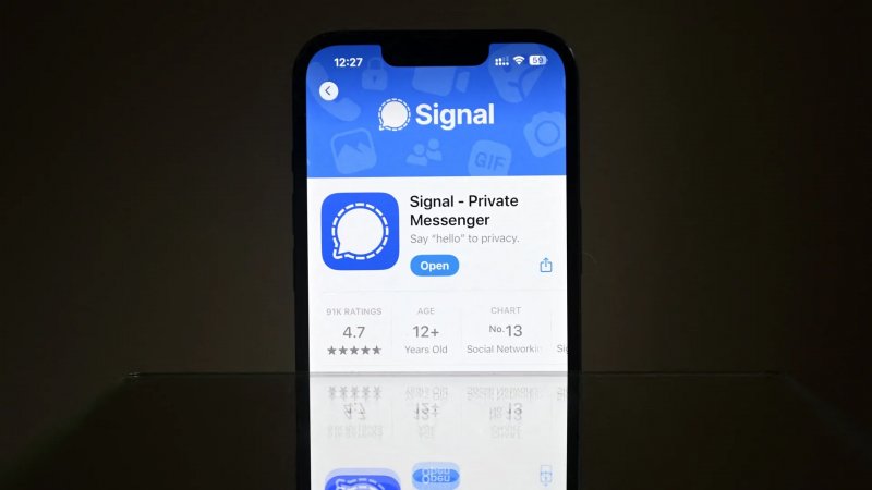 Apple rushes out emergency fix for bug that let FBI read deleted Signal messages