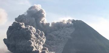 Indonesia Mount Merapi emits eight hot clouds as volcanic activity intensifies -  VIDEO 