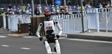 Humanoid robots take to the track at the Beijing Half Marathon -  VIDEO  (World)