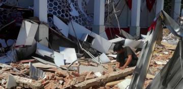 7.4 earthquake hits Indonesia, one dead -  VIDEO 