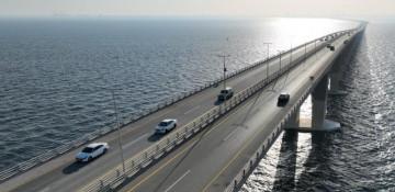 Saudi Arabia closes key King Fahd Causeway linking Bahrain over Iran threats