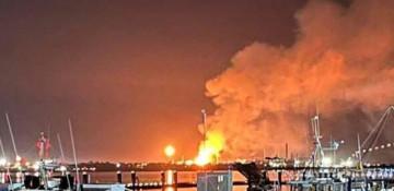 Blaze hits one of Australia's two oil refineries -   VIDEO 