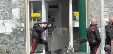 Credit Agricole Naples: Criminals barricaded in with thirty hostages -  VIDEO 