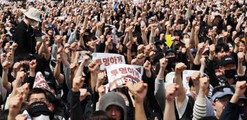 Samsung chip output plunges as workers rally