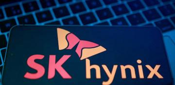 Chip rally lifts SK Hynix to record, tops Samsung