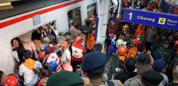 Jakarta train crash leaves 14 dead, dozens trapped -  VIDEO 