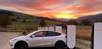 Tesla’s biggest rivals fights charging wait times with a modern approach -VIDEO (Economics)
