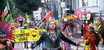USA: Aztec dancers brave rain at San Francisco’s Cesar Chavez festival - VIDEO 