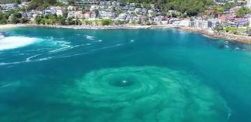 Stunning drone photo shows a massive vortex in the Pacific Ocean off Manly Beach -  VIDEO  (World)