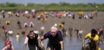 Runners battle mud at annual UK charity race - VIDEO  