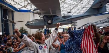 Cheering crowds watch the landing across California -  PHOTOS  