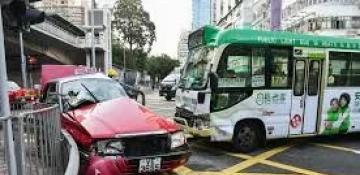 At least 10 injured in Hong Kong minibus accident - PHOTO 