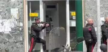 Credit Agricole Naples: Criminals barricaded in with thirty hostages -  VIDEO 
