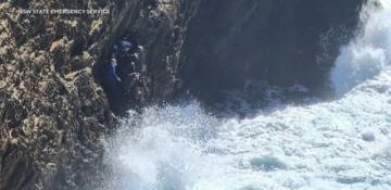 Tourists rescued in daring 3-hour Australian cliff operation -   VIDEO 