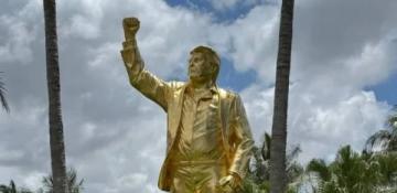 Don Colossus: $300,000 golden statue installed at Trump’s Doral golf course