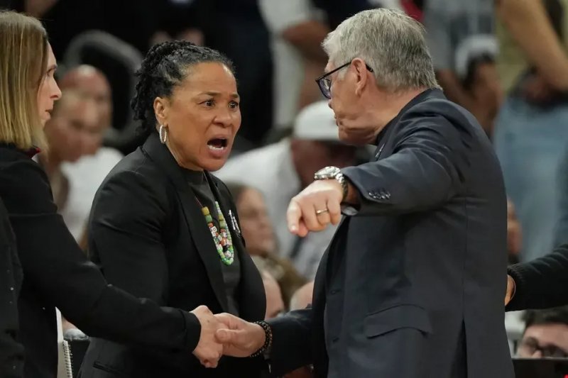 Auriemma under fire for Staley confrontation and post-game handshake snub