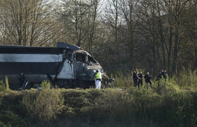 France: High-speed train collides with truck, driver dies -   VIDEO 
