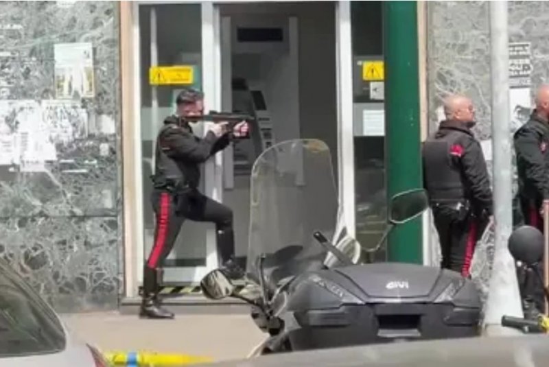 Credit Agricole Naples: Criminals barricaded in with thirty hostages -  VIDEO 