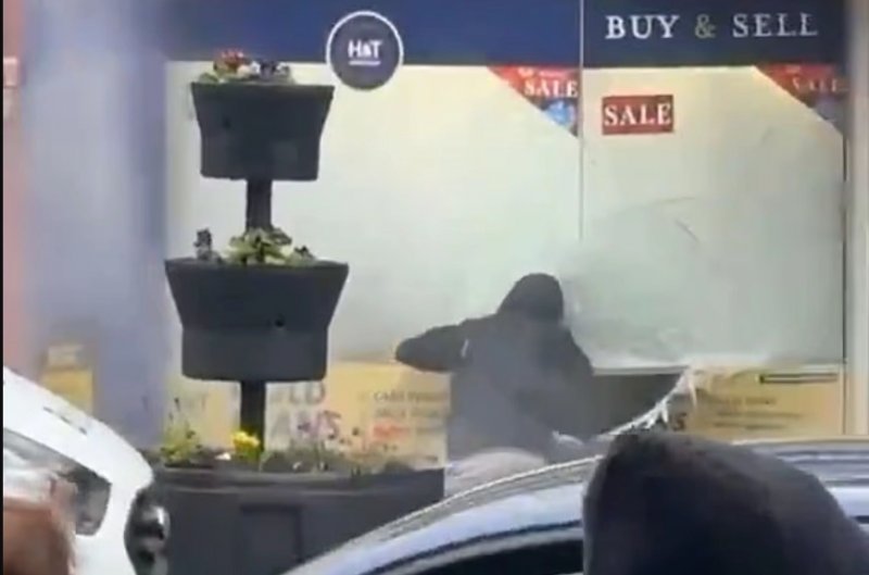 Daylight robbery: gang smashes into Birmingham store -  VIDEO 