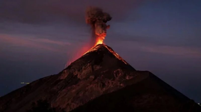 Hikers caught in  Guatemala volcano  eruption -    VIDEO  