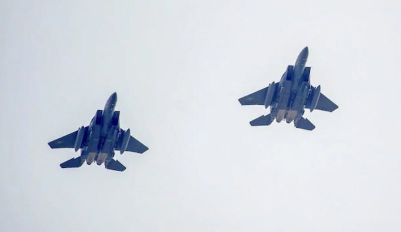 South Korean jets  crash after pilots take pictures, report reveals