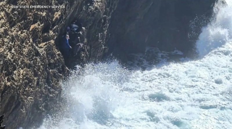 Tourists rescued in daring 3-hour Australian cliff operation -   VIDEO 