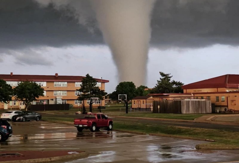 Tornadoes rip through Oklahoma, people trapped -  VIDEO 