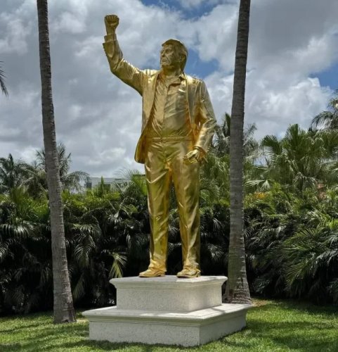Don Colossus: $300,000 golden statue installed at Trump’s Doral golf course