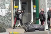 Credit Agricole Naples: Criminals barricaded in with thirty hostages -  VIDEO 