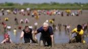 Runners battle mud at annual UK charity race - VIDEO  