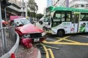 At least 10 injured in Hong Kong minibus accident - PHOTO 