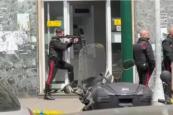 Credit Agricole Naples: Criminals barricaded in with thirty hostages -  VIDEO 