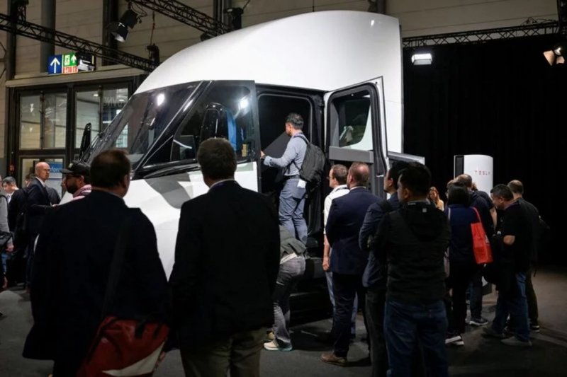 First Tesla Semi Rolls off high volume production line 